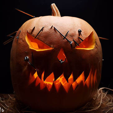 decoracion calabaza halloween con clavos